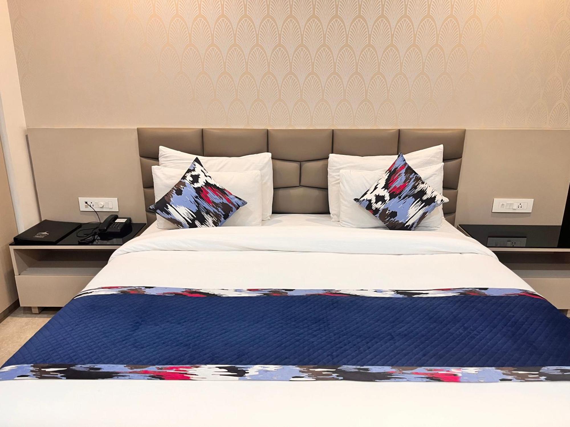 Gazebo Inn & Suites Medanta Гургаон Экстерьер фото