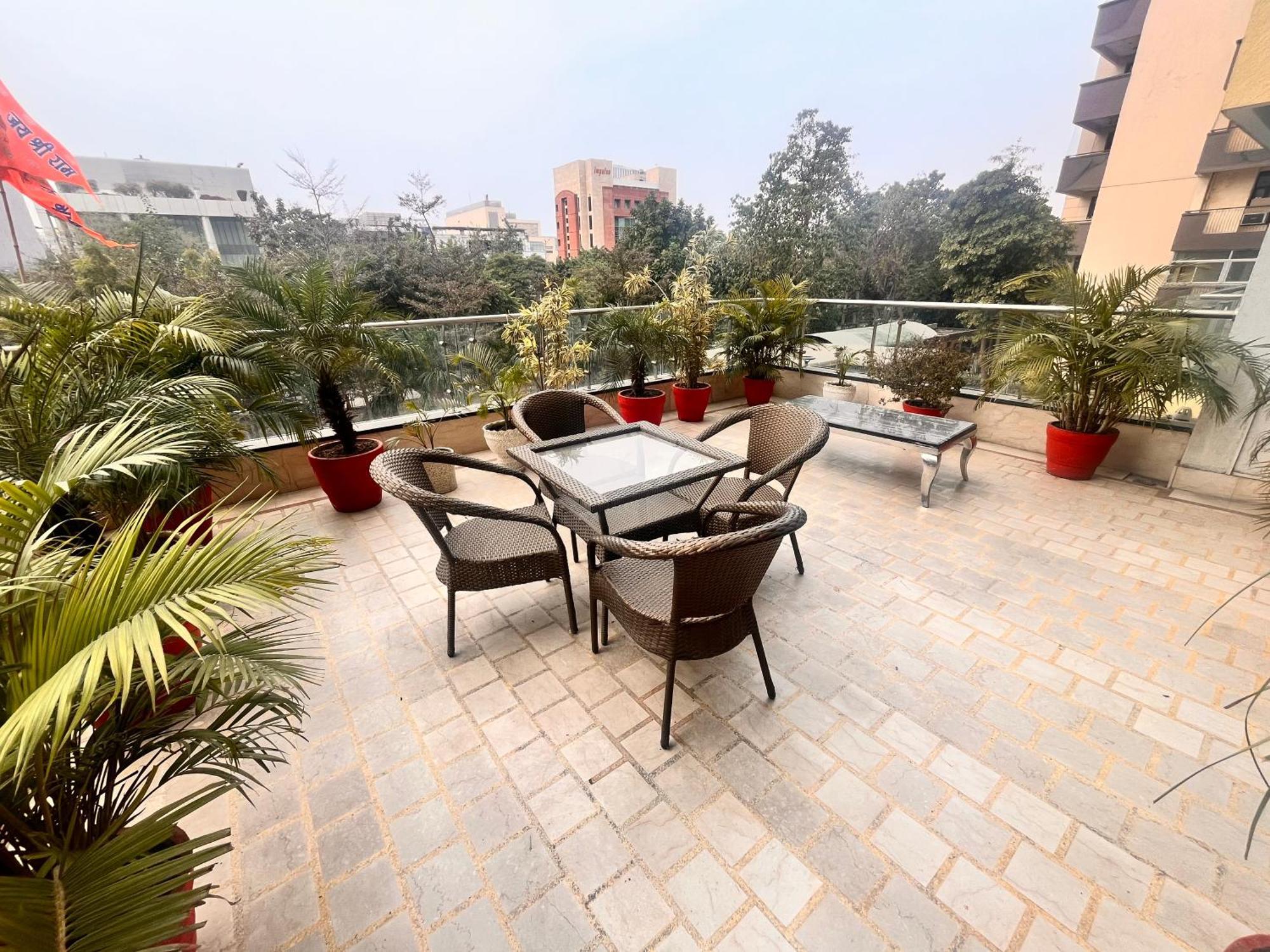Gazebo Inn & Suites Medanta Гургаон Экстерьер фото
