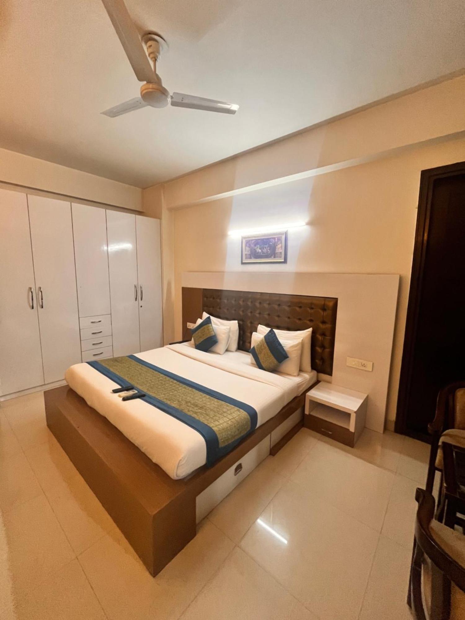 Gazebo Inn & Suites Medanta Гургаон Экстерьер фото