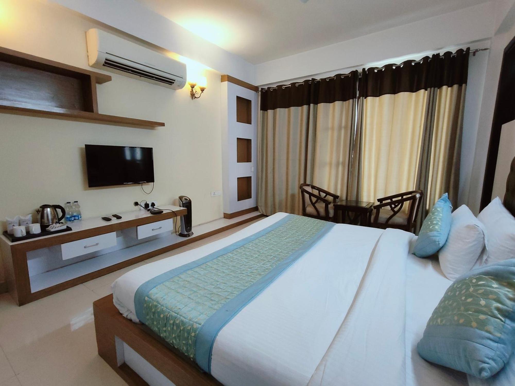 Gazebo Inn & Suites Medanta Гургаон Экстерьер фото