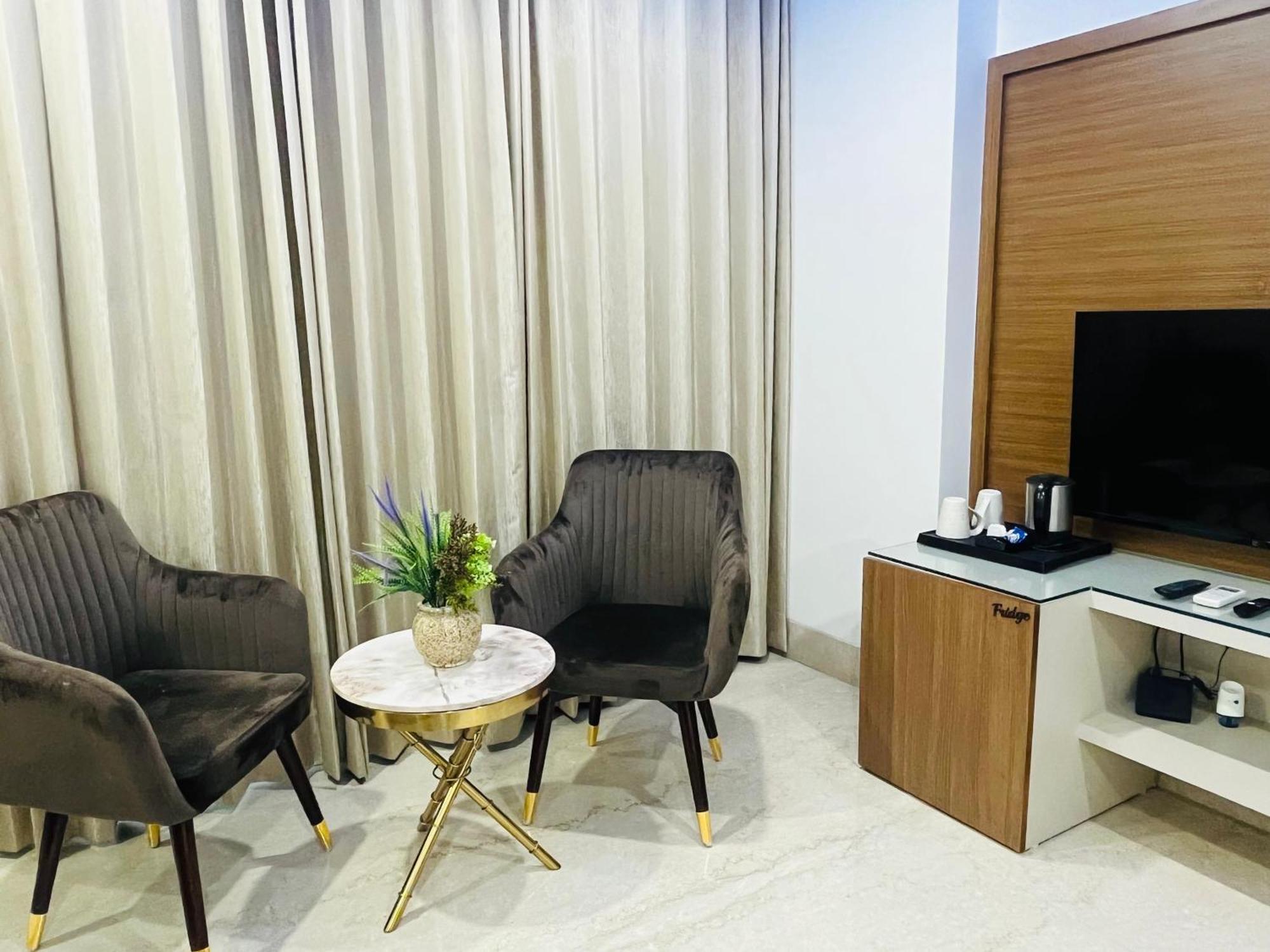 Gazebo Inn & Suites Medanta Гургаон Экстерьер фото
