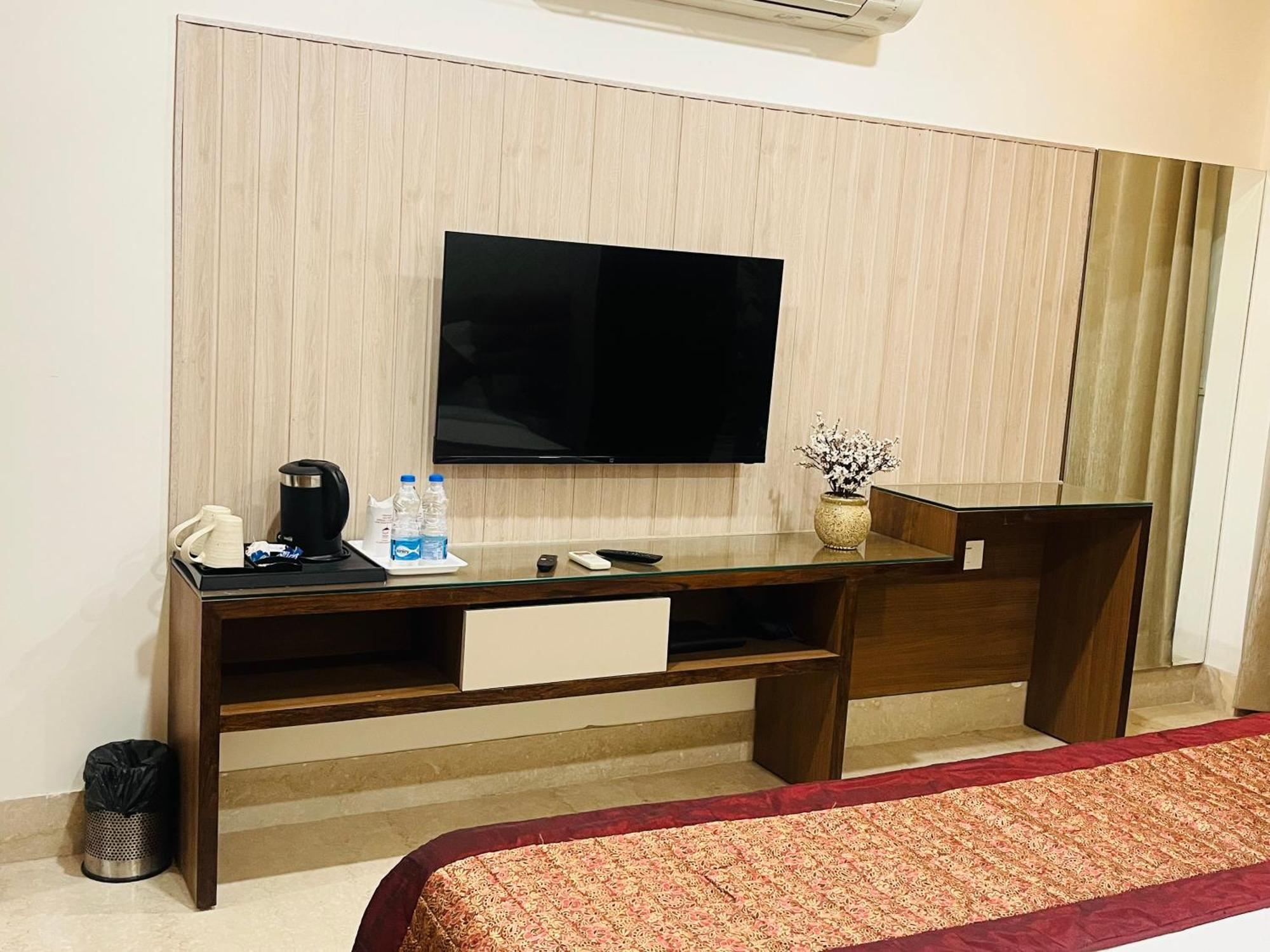 Gazebo Inn & Suites Medanta Гургаон Экстерьер фото