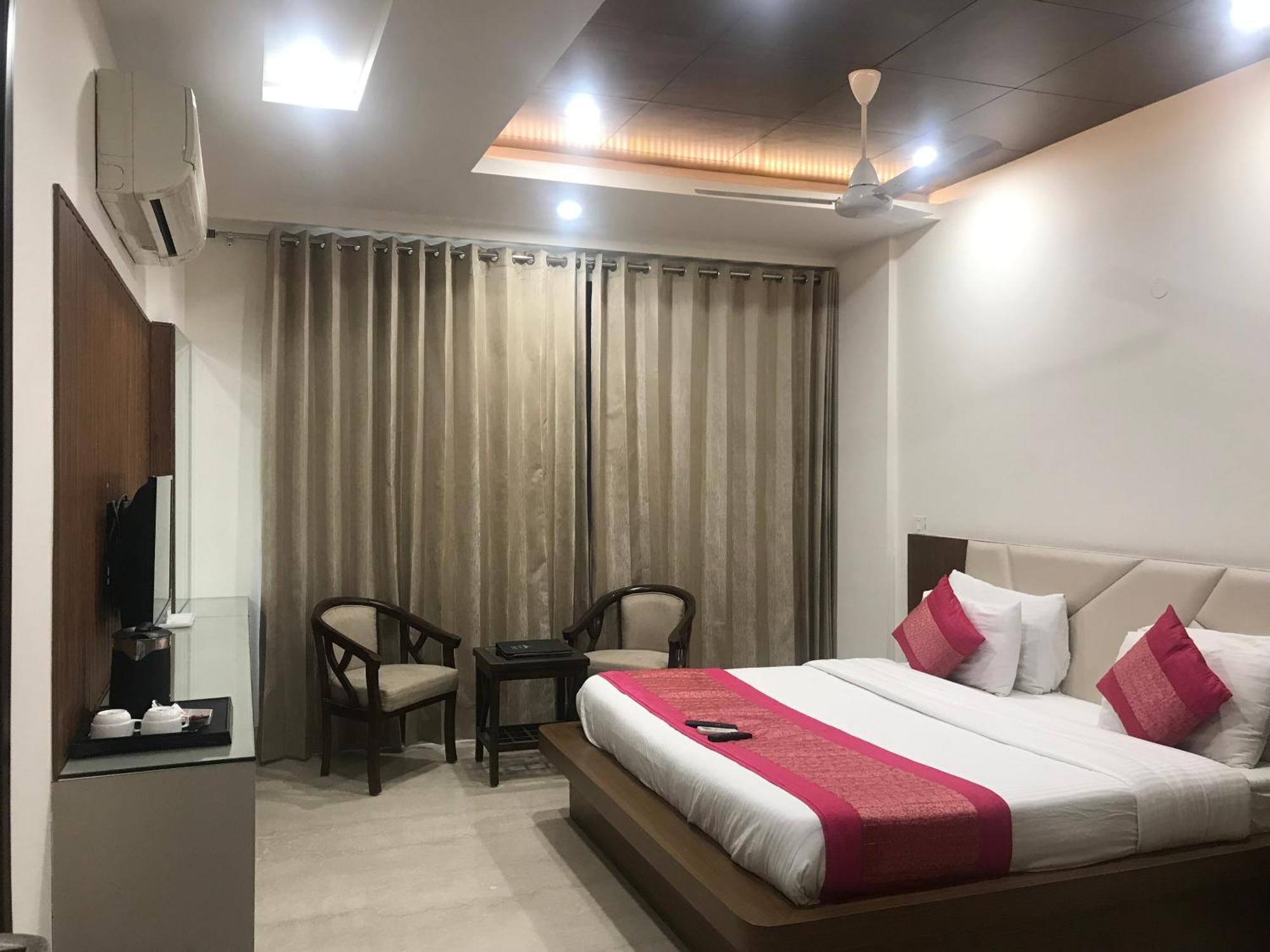 Gazebo Inn & Suites Medanta Гургаон Экстерьер фото