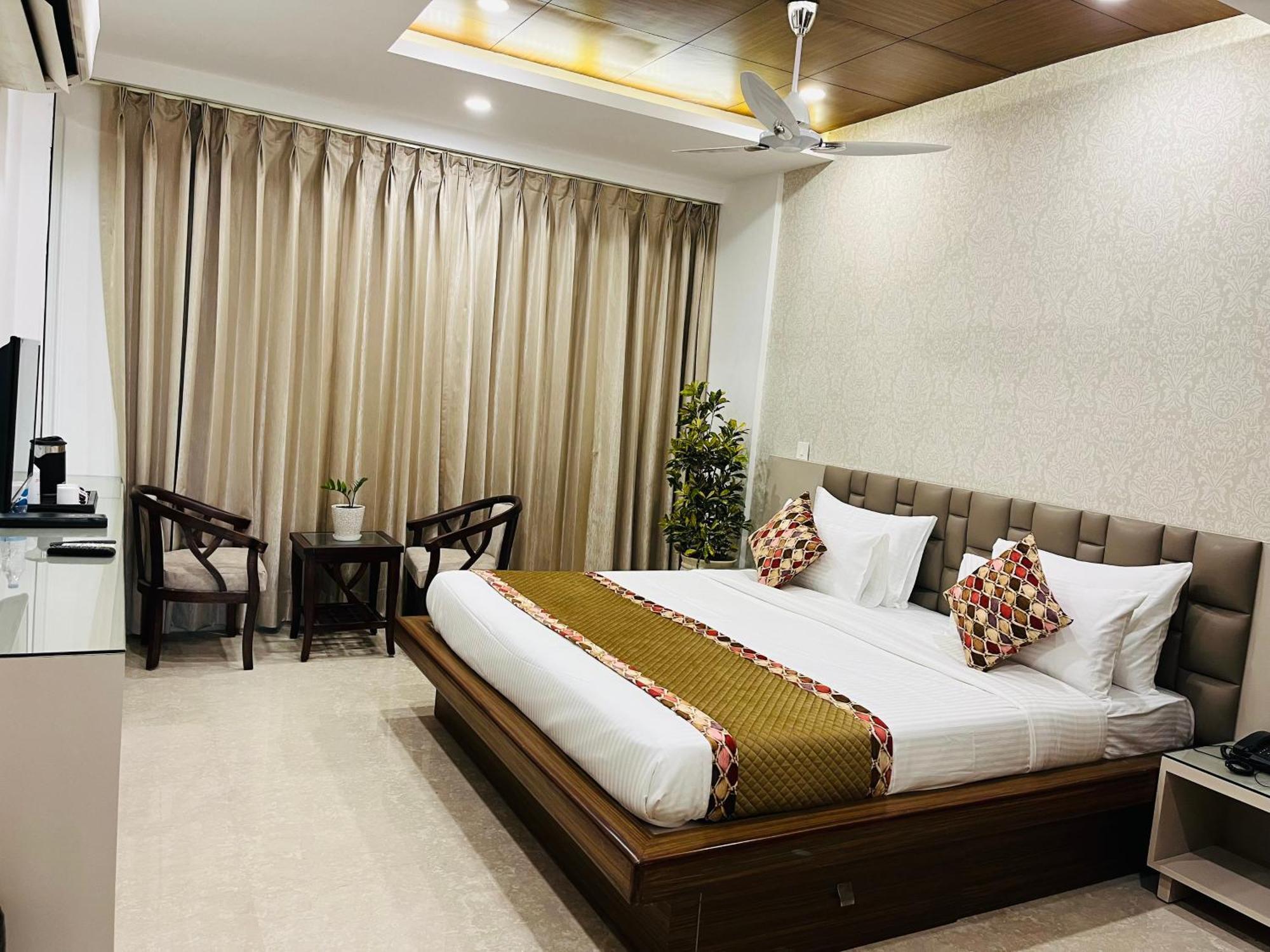 Gazebo Inn & Suites Medanta Гургаон Экстерьер фото