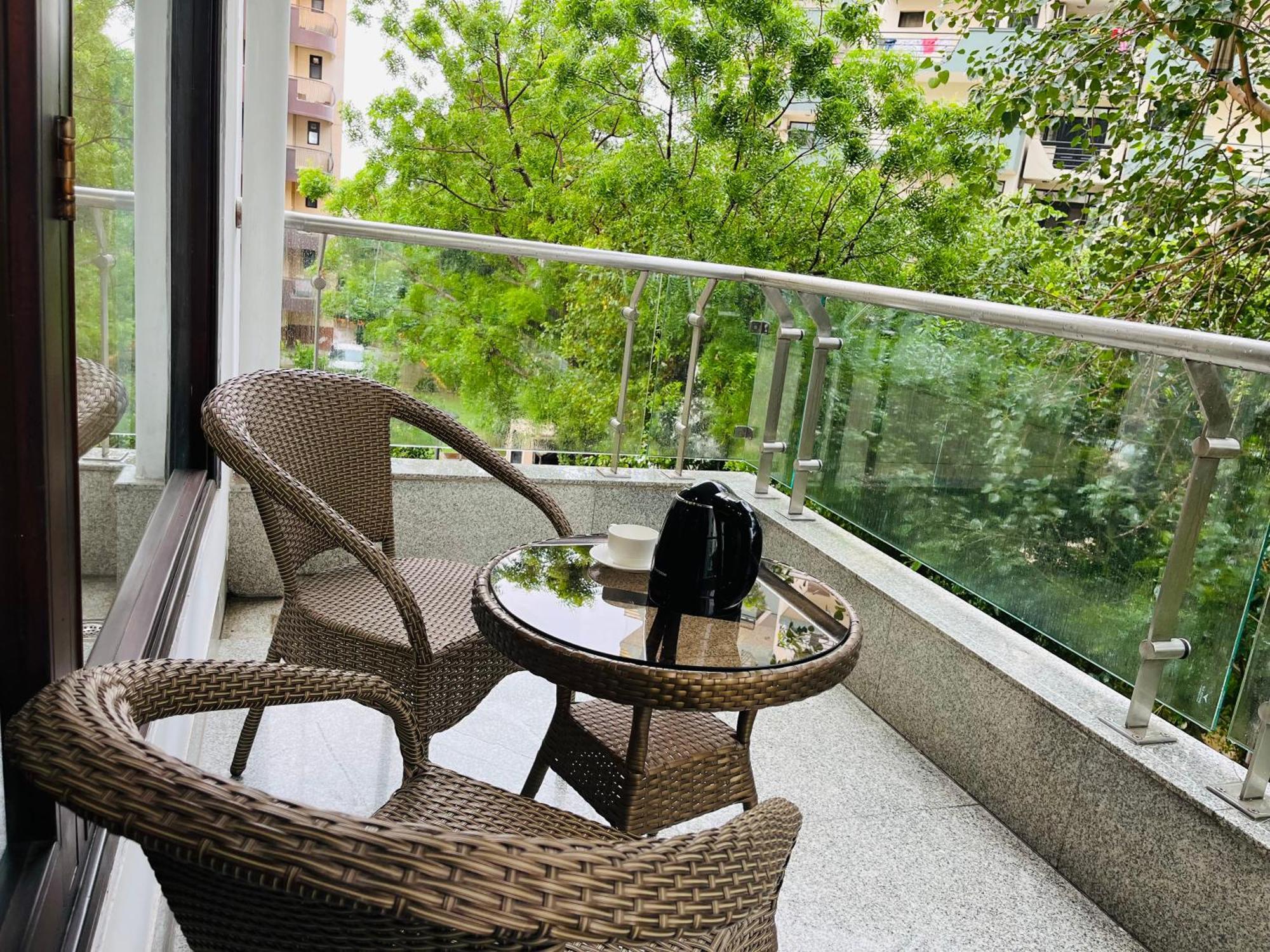 Gazebo Inn & Suites Medanta Гургаон Экстерьер фото