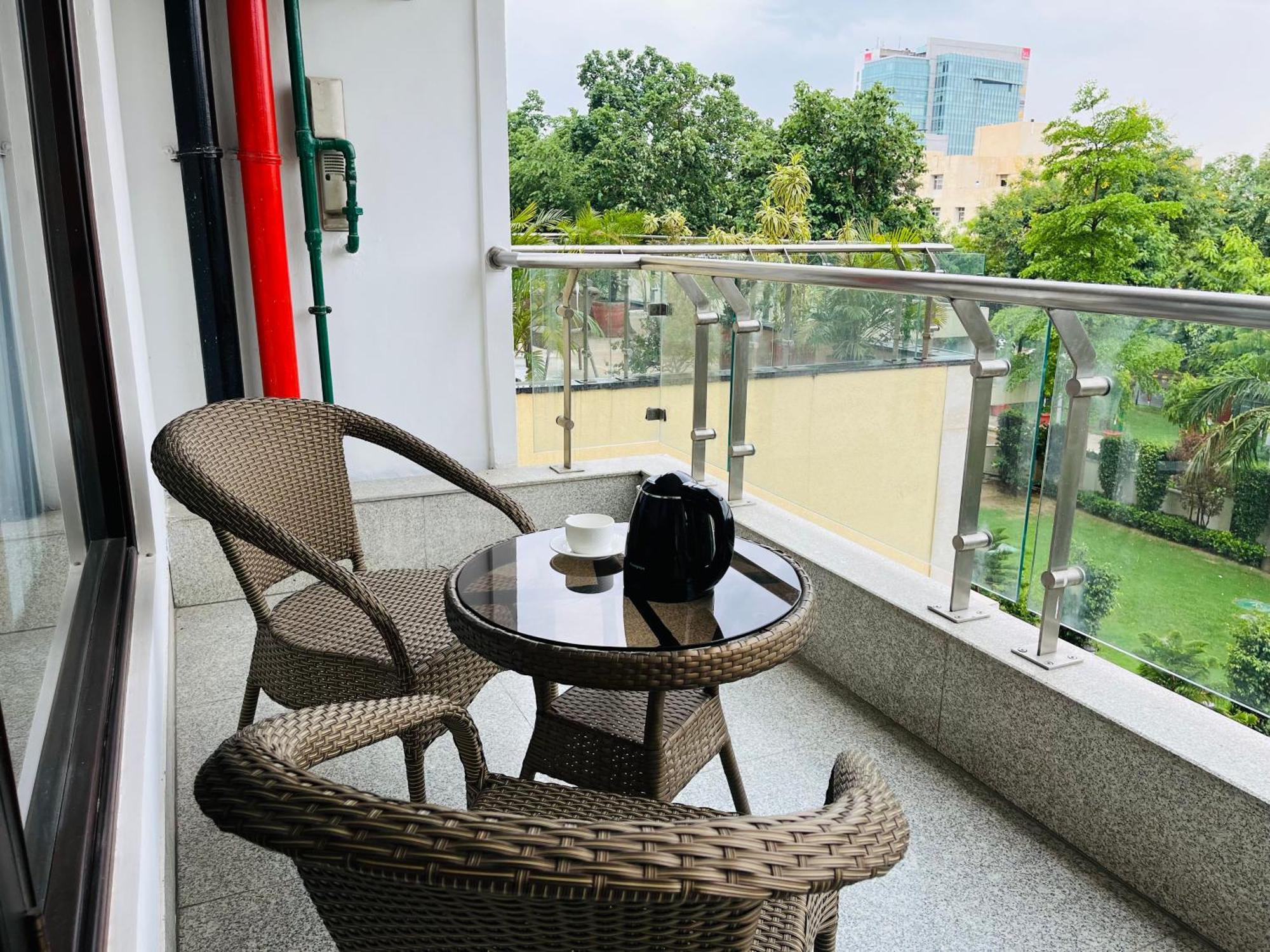 Gazebo Inn & Suites Medanta Гургаон Экстерьер фото