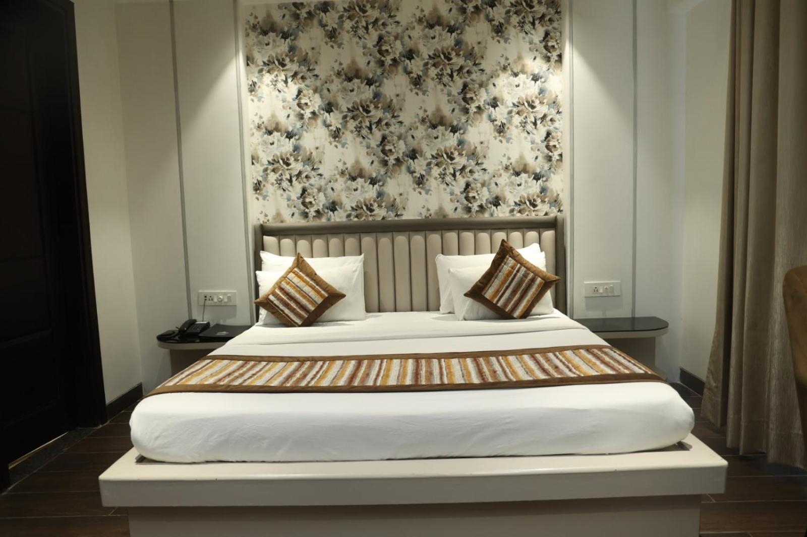 Gazebo Inn & Suites Medanta Гургаон Экстерьер фото